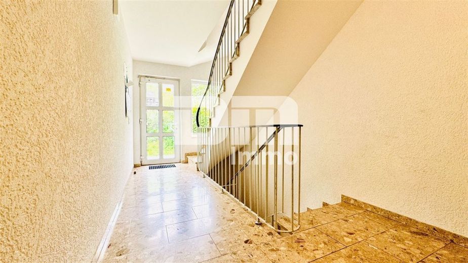 Hochwertig sanierte, ebenerdige Dreizimmerwohnung im EG mit Loggia + PKW-Stellplatz – Ebenerdiger Zugang