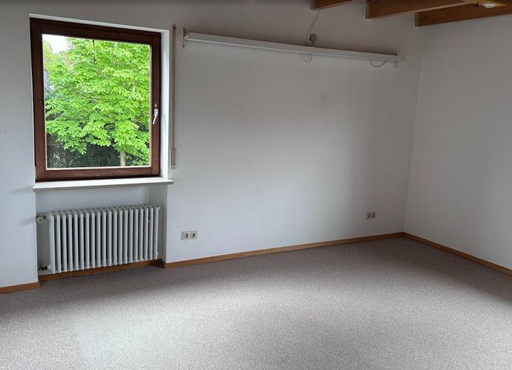 Krailling'de güzel, komisyonsuz yarı müstakil ev – Schlafzimmer groß OG Ri Süden