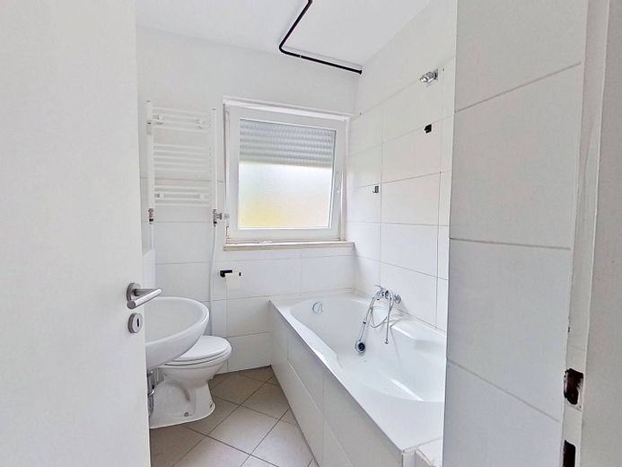 Moderne 3-Zimmer-Erdgeschosswohnung mit TERRASSE in Roding – Bad