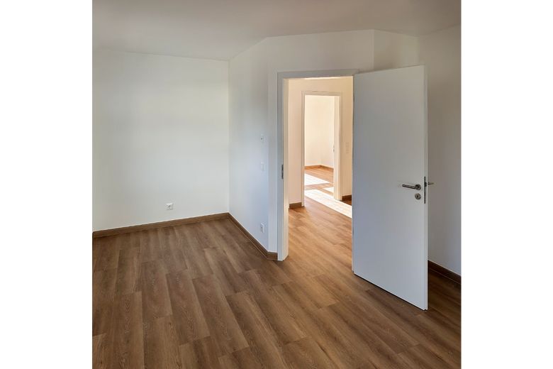 Senza provvigione & ottime agevolazioni KfW! Nuova costruzione KfW-40 pronta per essere abitata, con impianto fotovoltaico e accumulo a DEG – Schlafzimmer mit Ankleide