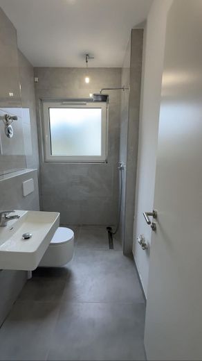 Badezimmer mit Dusche