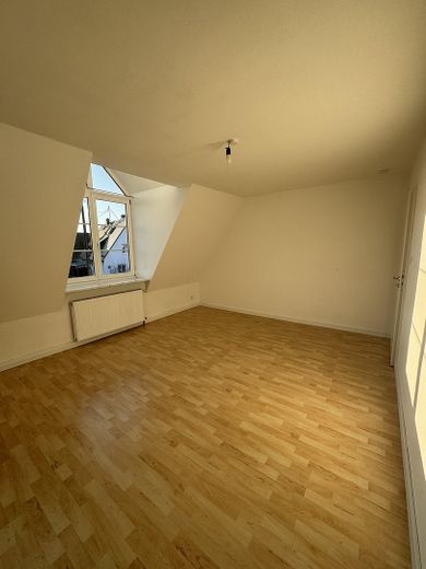 3-Zimmer-Dachgeschosswohnung mit Balkon + EBK in Maisach, Nutzfläche 151 qm, 5 Fußminuten zur S3 – Zimmer 1