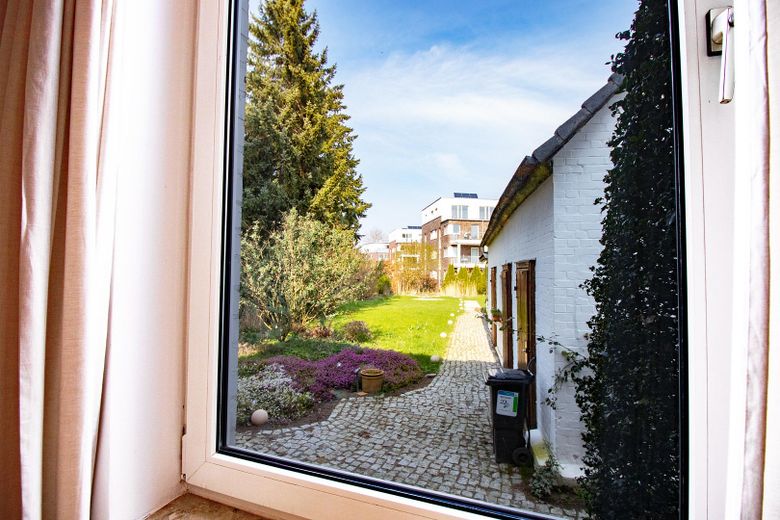 Historische Rotklinkervilla – kernsaniert mit optionalem Baugrundstück – Blick von der Küche zum Garten