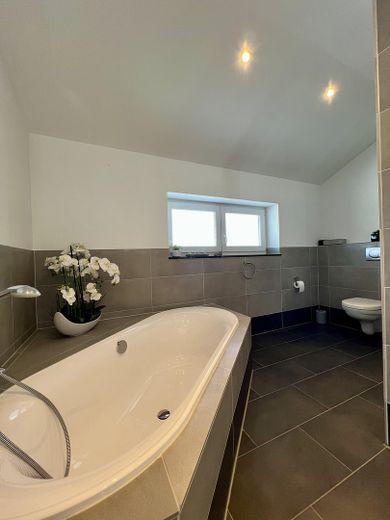 Bad mit Wanne und Dusche