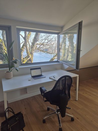 Schreibtisch mit Seeblick