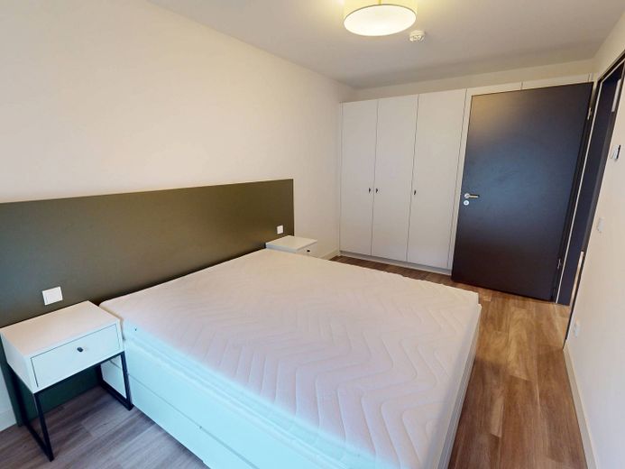 URBAN BASE: Vollmöbliertes 2-Zimmer-Apartment mit EBK, BALKON, ALL-IN-MIETE, UVM. im Wiesbadener Stadtzentrum – Ansicht II: Schlafzimmer mit …