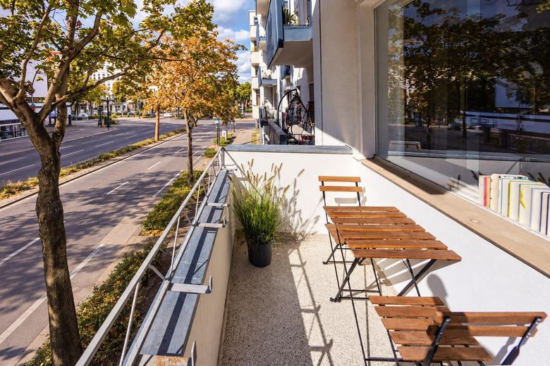 ¡Sin comisión! Tu hogar en Charlottenburg: luminoso apartamento de 3 habitaciones con balcón, cocina equipada y ascensor – Balkon Süd/West