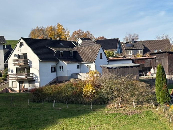 Bauernhof mit angrenzenden Grünflächen inkl Bachlauf – Ansicht Bauernhof