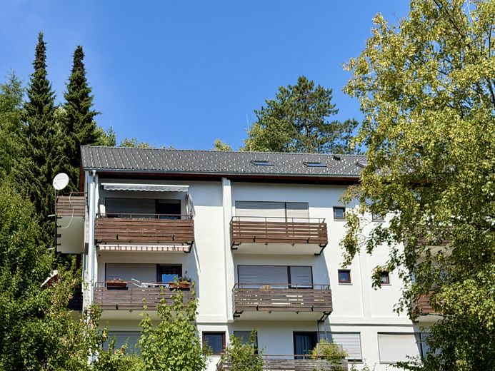 Appartamento di 3 locali completamente ristrutturato con balcone, parquet in legno massello e posto auto duplex – Außenansicht