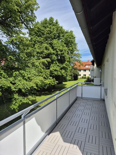 Świeżo zmodernizowane mieszkanie 3-pokojowe z dalekim widokiem – Blick in den Garten