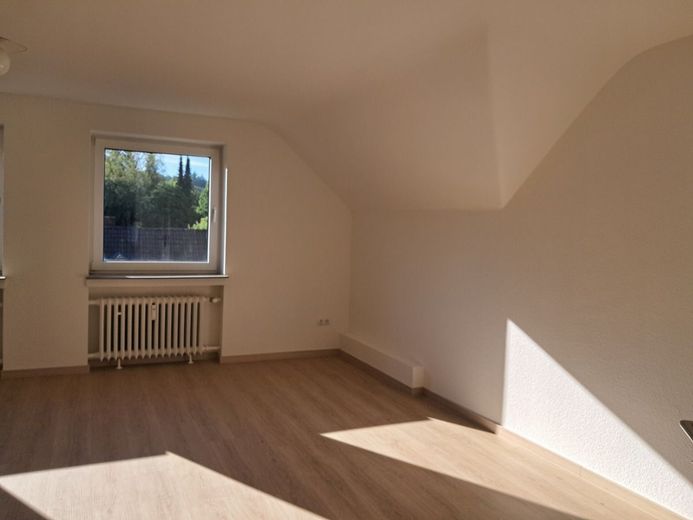 3-Zimmer-Mietwohnung in Holzminden/Neuhaus zu vermieten - Komplett renoviert/teilsaniert in 2025 – Wohnzimmer