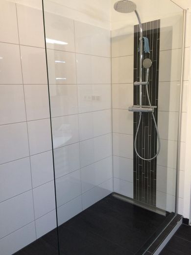 Geschmackvolle Wohnung mit großer Terasse – Duschbereich