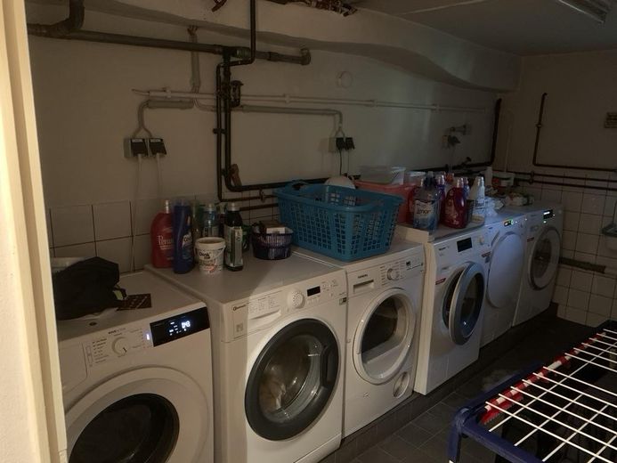 Exklusive, vollständig renovierte 1-Zimmer-Wohnung mit Einbauküche in Düsseldorf – Waschküche