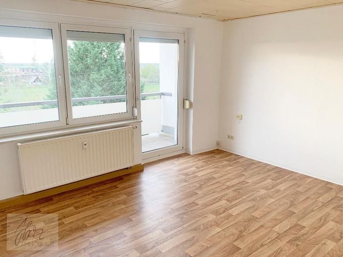 ***AB SOFORT ZU VERKAUFEN*** 1-Raumwohnung mit großzügigem Balkon, Einbauküche und Tageslichtbad mit Dusche – Wohnzimmer mit Blick Richtung Balkon