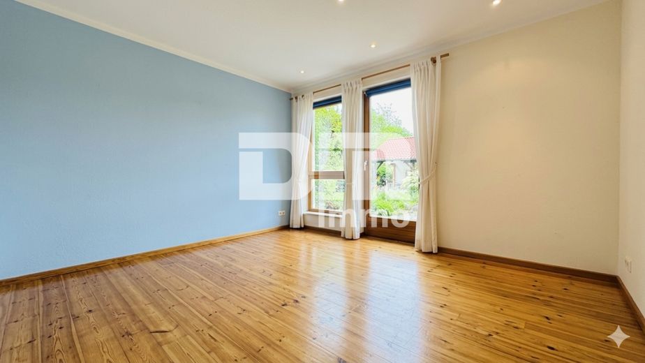 Altengerechtes Wohnen mit Charme: Großzügiger Bungalow auf großem Grundstück + Nebengebäude – Schlafzimmer / Kinderzimmer / Zugang Gartenbereich