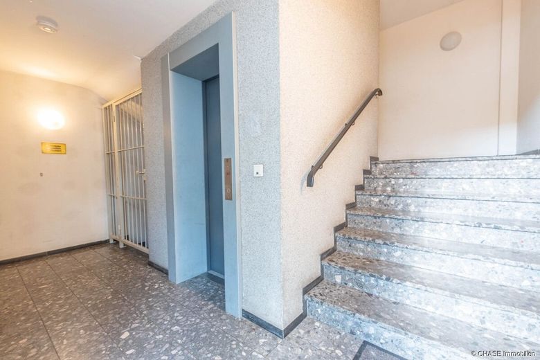 Eigentumswohnung im 1. OG mit Lift zum TOP-Preis - Wohnen oder Vermieten in Hamelner Bahnhofsnähe! – Treppenhaus + Lift