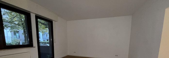 Appartement moderne de 2 pièces dans l’Ostend de Francfort, près de la BCE, avec cuisine équipée et balcon – Wohnzimmer 
