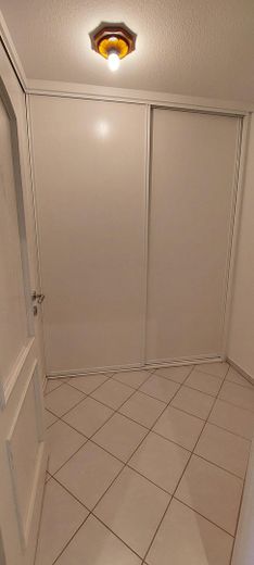 Wirtschaftsraum mit Schränken