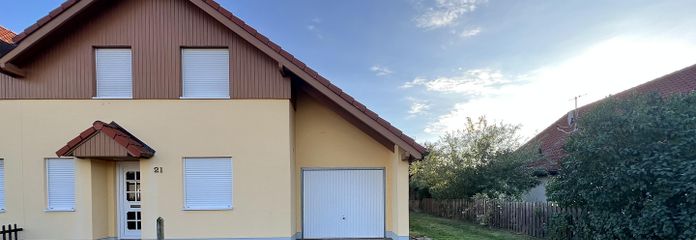 🌿 Renovierte Doppelhaushälfte mit grossem Garten und Garage in Linthe bei Berlin/ Potsdam – Haus vorne