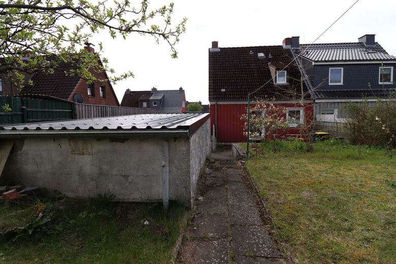 Holzhaus mit Geschichte und viel Potenzial in ruhiger Wohnlage von Bordesholm – Rückansicht