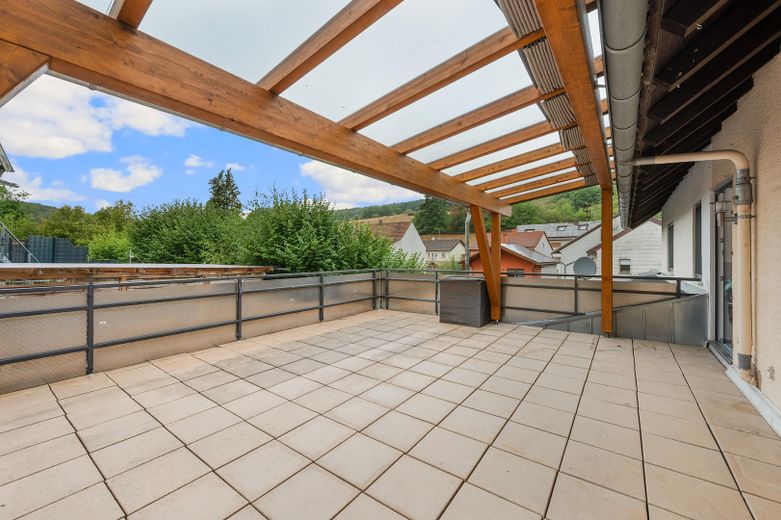 Großes Wohnhaus zur Nutzung als ZFH, Mehrparteivermietimmobilie oder Mehrgenerationenhaus – teilüberdachte Terrasse 1. OG