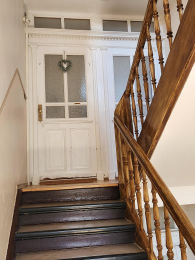 Light-filled old building apartment (5 rooms) by the city park - 4 spacious bedrooms and separate living room – Wohnungseingang