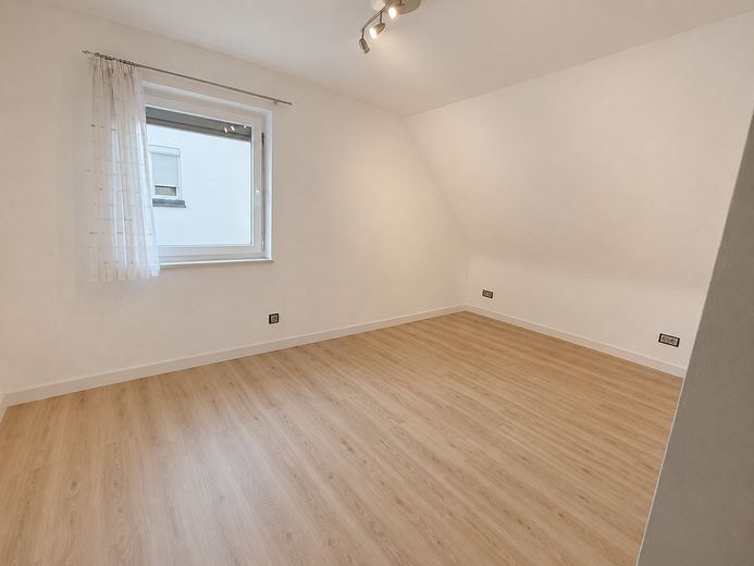 Frisch renovierte 3 Zimmer Wohnung Dachgeschoss nahe Stadtpark zur Erholung für Familen und Paare – Zimmer 3