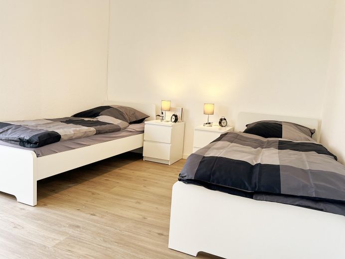 Attraktive, voll möblierte 2-ZKB-Wohnung für bis zu 4 Personen (All-Inclusive) – Beispiel Schlafzimmeer