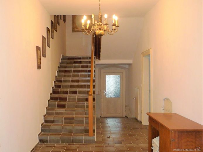 Historisches Sakralgebäude - Mädchenschule
bis zu 10 Wohnungen oder Apartments möglich
Stadthaus in Herzen von Rotthalmünster – Der Treppenaufgang in das 1. Stockwerk