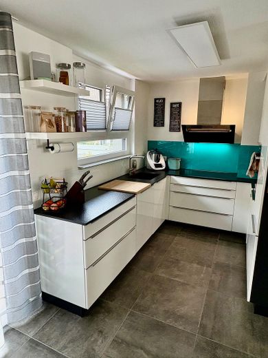 Moderno casa a schiera d'angolo in posizione adatta alle famiglie – Küche