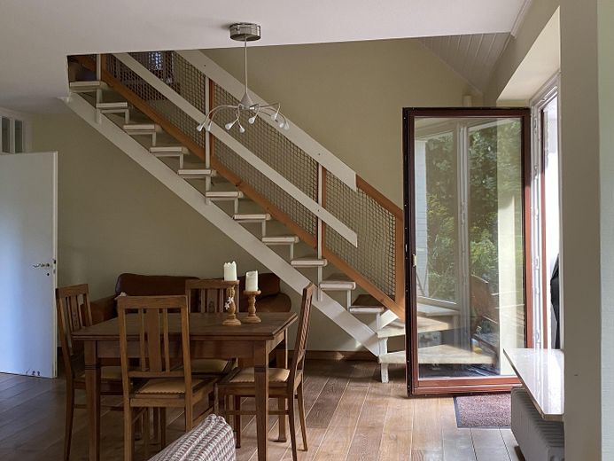 Oase in der Stadt – Einfamilienhaus mit Parkblick – Offene Treppe