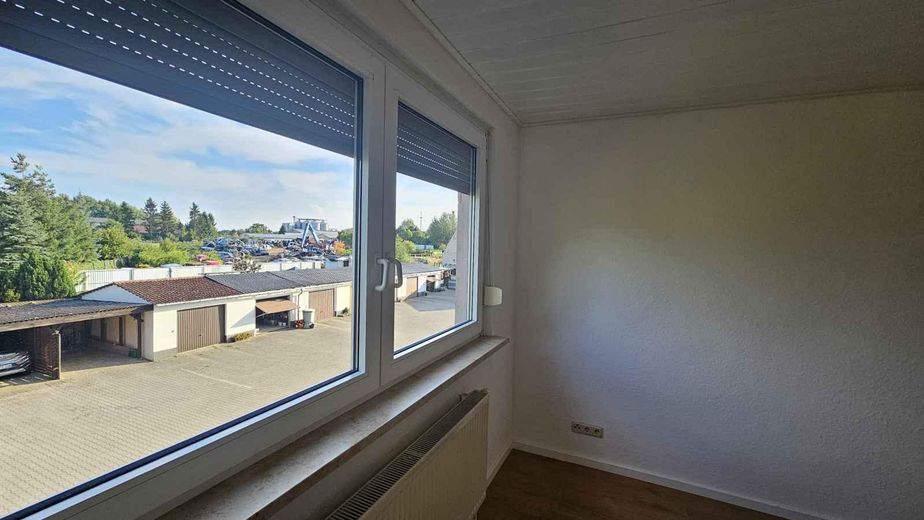 Appartement rénové de 3 pièces avec cuisine intégrée + cheminée – éligible à l’allocation logement, libre immédiatement – Schlafzimmer mit Hofblick