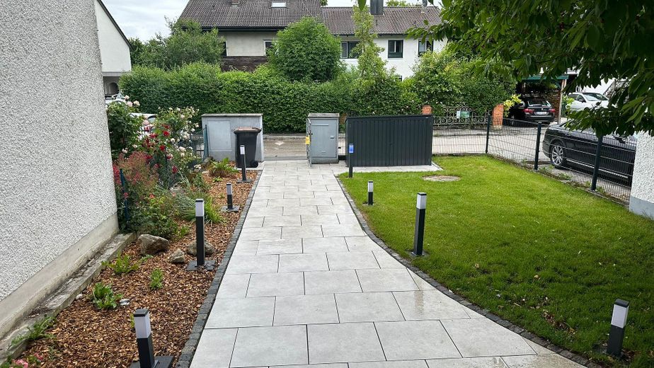 Moderna casa unifamiliare indipendente nel verde – Vorgarten Eingang