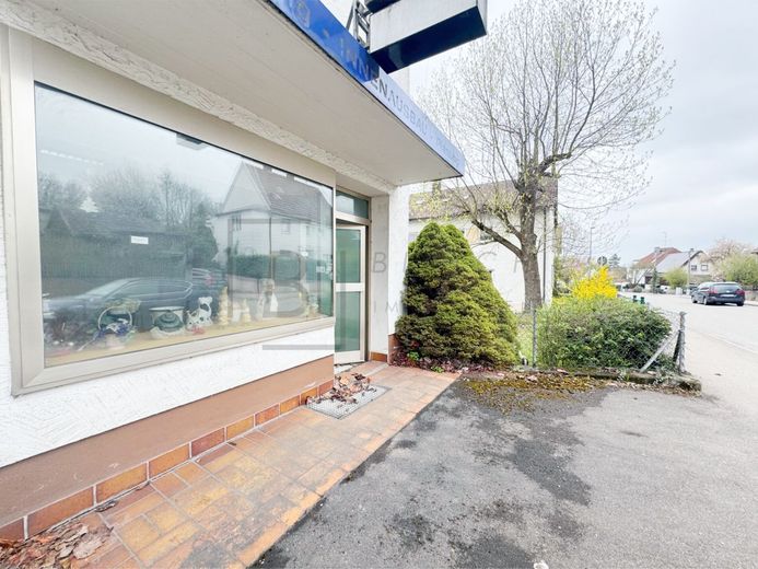 Großzügige 4-Zimmer-EG-Wohnung mit Balkon, Garage und attraktivem Entwicklungspotenzial – Laden