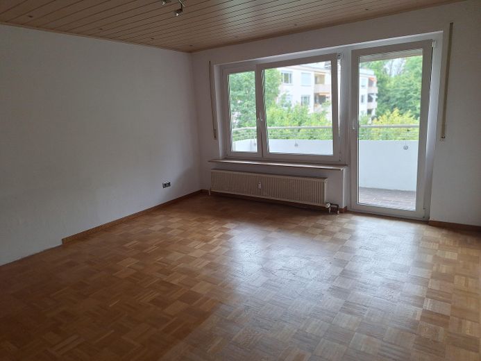 Wohnzimmer mit Balkon