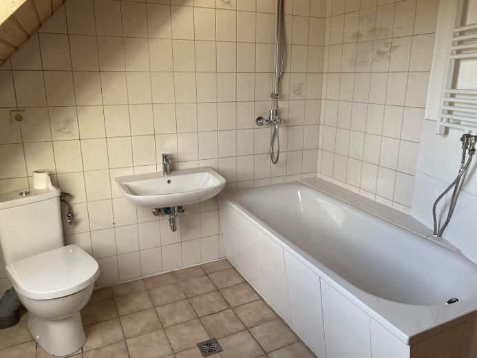 SENZA PROVVIGIONE Casa trifamiliare con vista sul fiordo e interessanti redditi da locazione, circa 300 m2 di superficie abitabile – 2. OG-Wohnung Bad mit Wanne