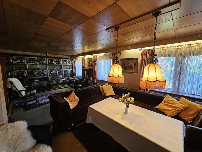 Piękny dom w stylu bungalowu z ogrodem i dużym garażem – Wohnzimmer