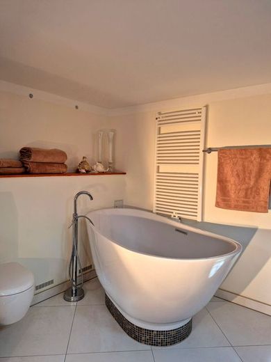 Freistehendes Einfamilienhaus mit massiv erbautem Atelier – Bad mit Badewanne
