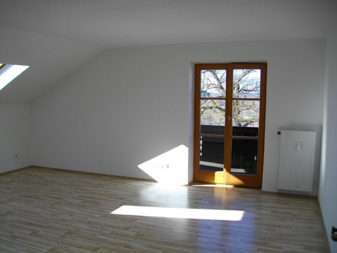 Schöne 3,5-Zimmer Wohnung mit Balkon in Königsdorf-Osterhofen – Wohnzimmer Ansicht 2
