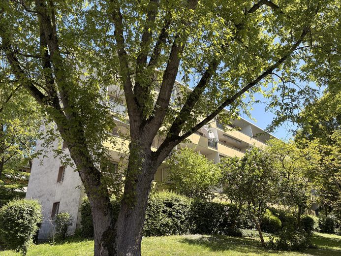 Renditestarke 3 Zimmer-Wohnung mit Balkon in einer sehr guten Lage zu verkaufen – Hausansicht