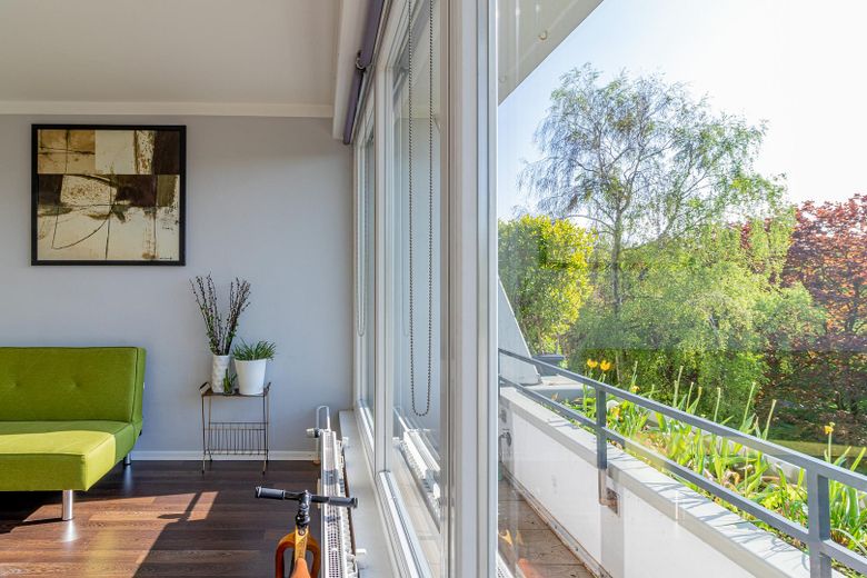 Designer terrace apartment (18 min. central station) nature, parking space (only temporarily 6-12 months) 1,700 € incl. additional costs – Wohnzimmer