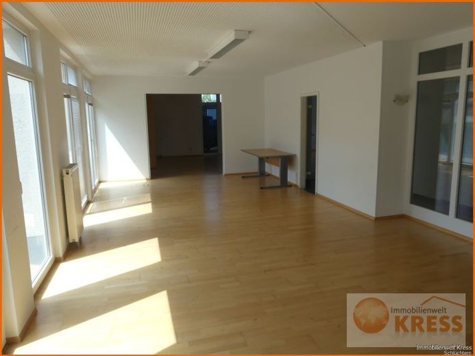 Posizione centrale, luminoso e locale commerciale/ufficio al piano terra nella Nuova Centro di Schlüchtern, 2 posti auto per Pkw – Foto 1