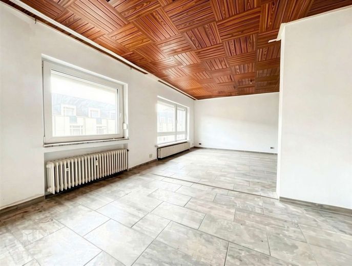 Substanz mit Ausbau- und Modernisierungspotenzial – Wohnzimmer