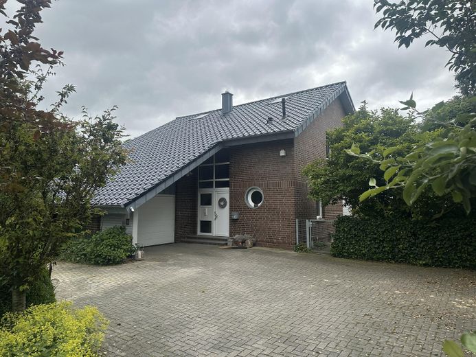 Großzügiges Architektenhaus (317m2) mit Schwimmteich, Feldrandlage u. Wellnessbereich – Nordansicht m. 2 Stellplätzen