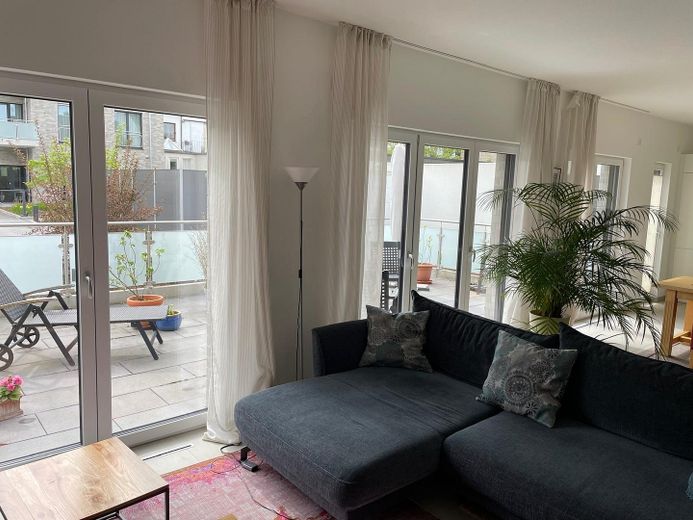 Wunderschöne 2 Zimmer Wohnung mit Sonnen-Terrasse in Troisdorf-Sieglar – Wohnzimmer