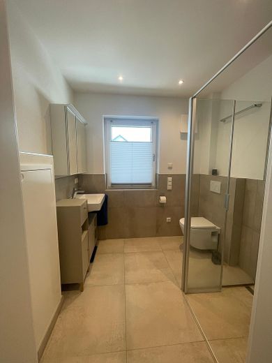 Design trifft Nachhaltigkeit: Exklusive 3-Zimmer-Neubauwohnung mit Kochinsel & PV-Anlage – Bad 