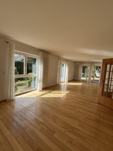 Helles, freistehendes Einfamilienhaus mit großem Garten in Bad Nauheim – Nieder-Mörlen – Wohnzimmer, Erdgeschoss