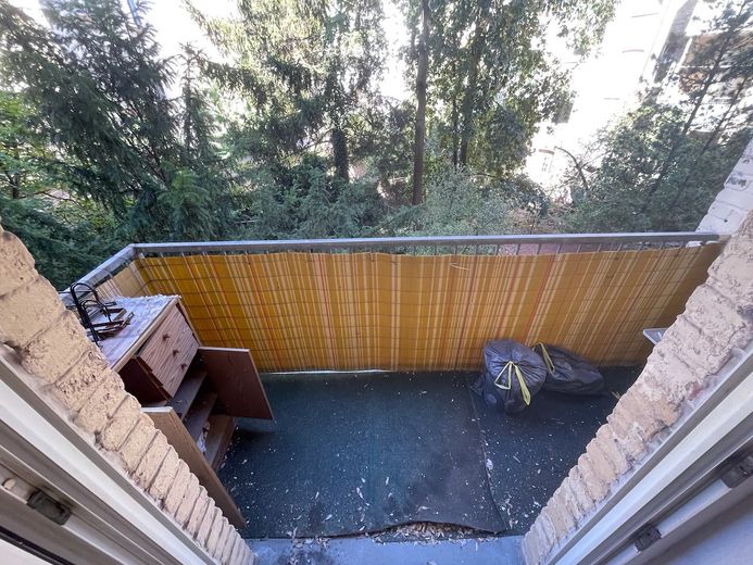 Mieszkanie dozorcy: korzystne cenowo, funkcjonalnie rozplanowane mieszkanie 3-pokojowe wyłącznie dla osób remontujących samodzielnie – Balkon
