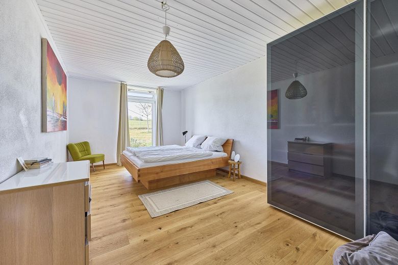 exklusiver Traum im Grünen. 4 Seit-Hof mit Seminarhaus – Schlafzimmer Südwest WHG EG