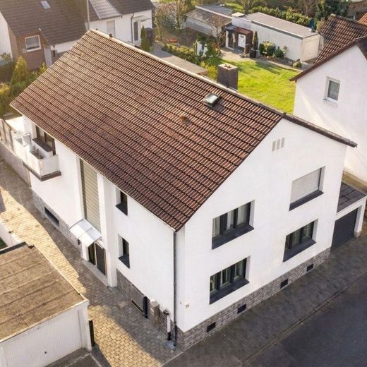 127 m² PRIVATES WOHNEN MIT EIGENEM POOL & GARTEN – 2 GARAGEN + 1.920 € KALTMIETEINNAHMEN – Drohnenansicht